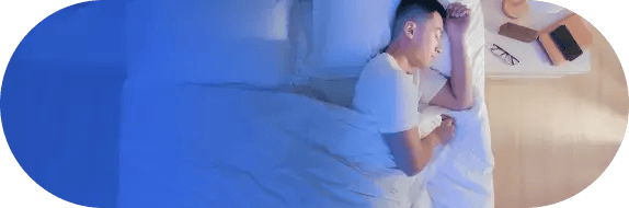 ベッドで眠る男